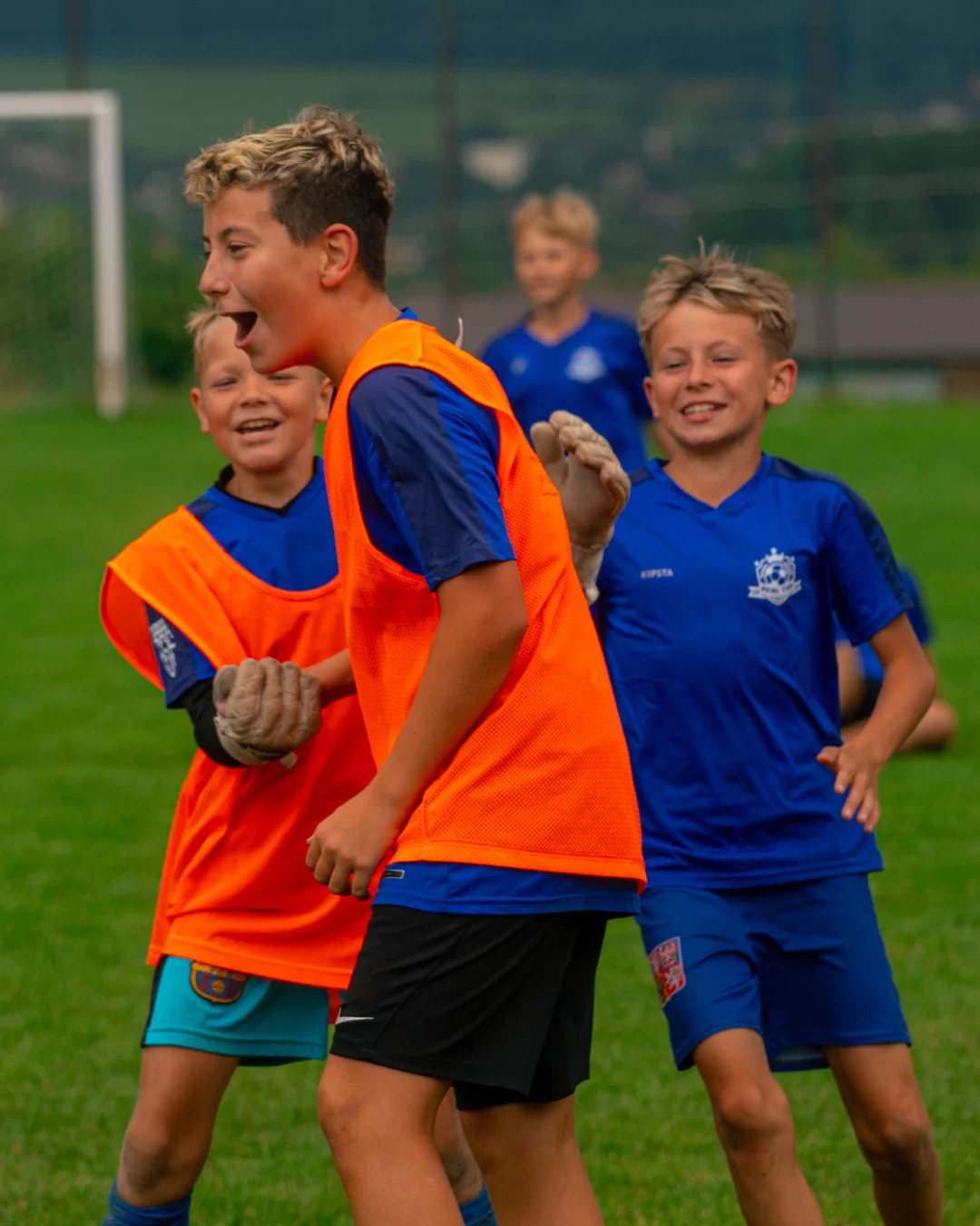 kemp účastnící RKEMPu radující se z gólu